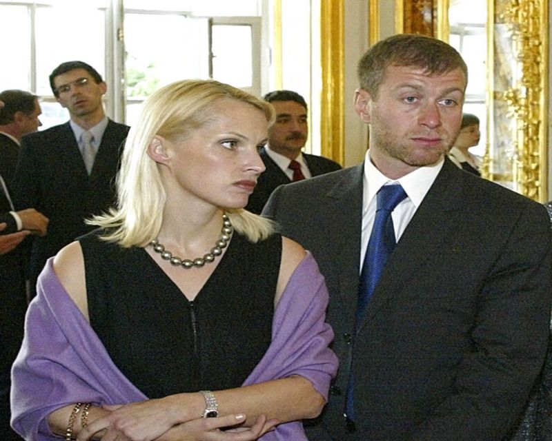 ▲俄羅斯寡頭阿布拉莫維奇遭英國政府制裁，有英媒引述消息，指他的前妻伊琳娜害怕自己的5億英鎊資產是否會被影響。2人攝於2003年。（圖／美聯社／達志影像）