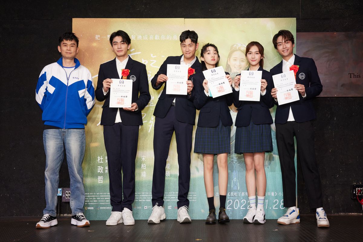 ▲導演杜政哲（左起）、宋柏緯、周興哲、李沐、何思靜、林鶴軒出席電影《我吃了那男孩一整年的早餐》星光結業活動。（圖／華映）