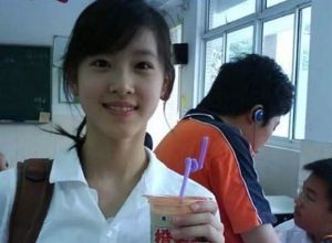 ▲章澤天學生時代手持奶茶的秀麗無雙的美照透過網路瘋傳。翻攝微博