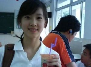 章澤天 ▲章澤天學生時代手持奶茶的秀麗無雙的美照透過網路瘋傳。翻攝微博