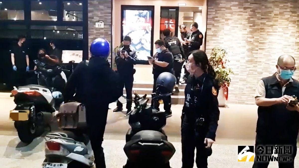 ▲高雄市新興區六合一路1家知名火鍋店今晚發生槍擊案，1男子中槍送醫。(圖／記者郭俊暉攝，2022.03.19)