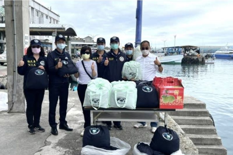 友邦漁船擱淺外海　台東移民署捐贈物資給外籍漁工
