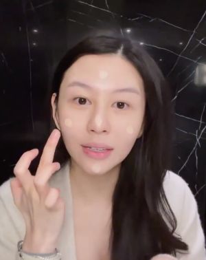 ▲▼沒化妝的沈月，臉上滿滿的膠原蛋白。（圖／Vogue Hong Kong臉書）
