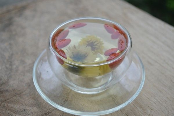 ▲適量的菊花茶能滋潤、清熱，搭配枸杞補肝益腎。（示意圖／取自Pixabay）