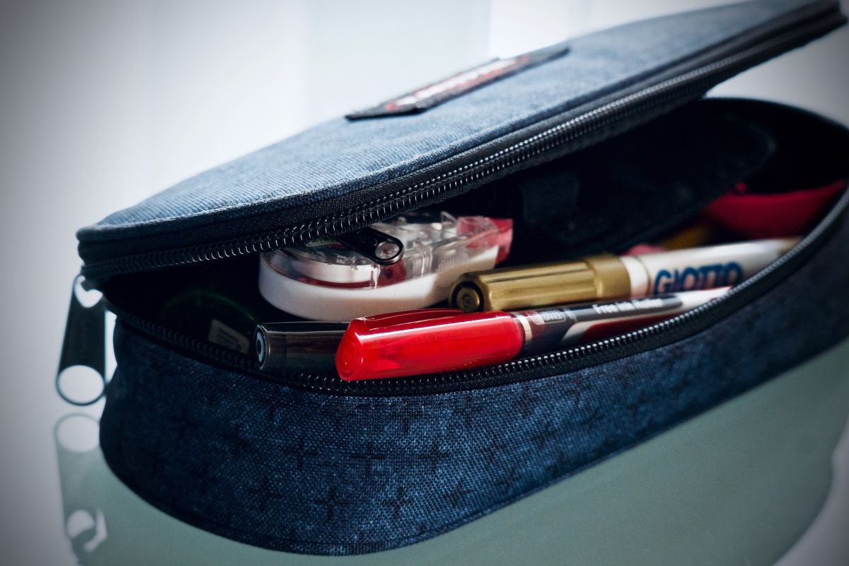 ▲原PO挖出小時候曾用過的「經典鉛筆盒」，貼文一出，讓大批網友超懷念，更抖出該鉛筆盒的神級功能，大讚「超方便」。（示意圖／取自pixabay）