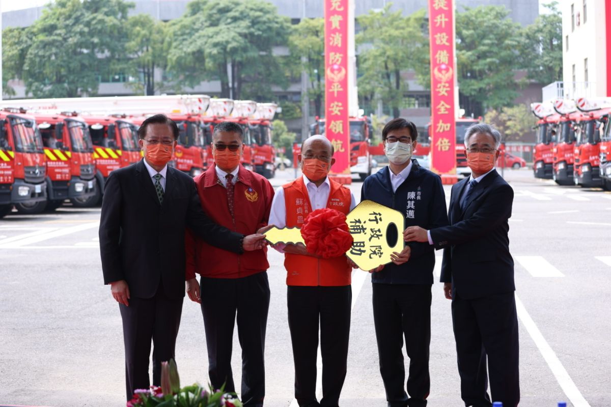 ▲行政院院長蘇貞昌將象徵消防車的「金鑰匙」交予市長陳其邁。（圖／高市府提供）