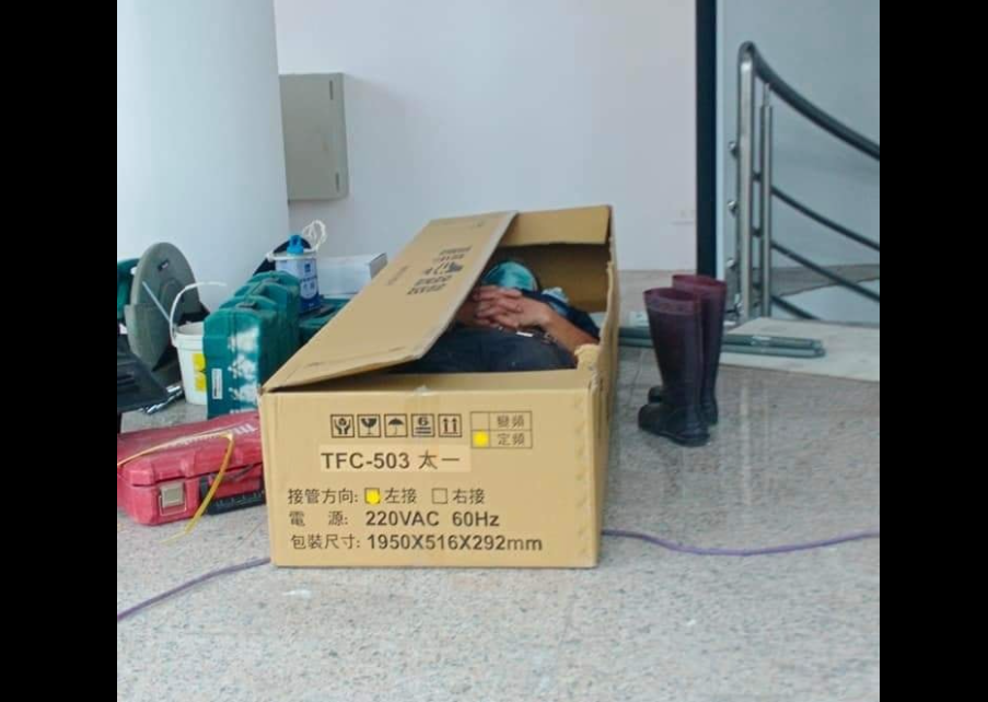 ▲有工地師傅拍下同事午休躺「特製床」的畫面，隨即吸引數千網友歪樓回應。（圖／翻攝《爆廢公社公開版》）