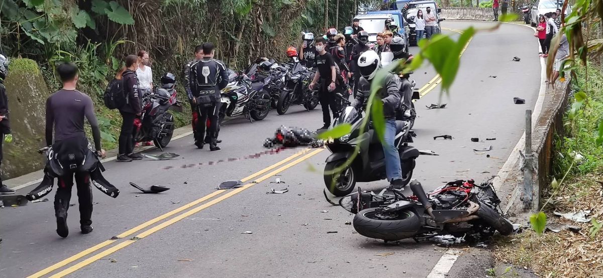 ▲該重機騎士倒臥在雙黃線上。（圖／翻攝畫面）