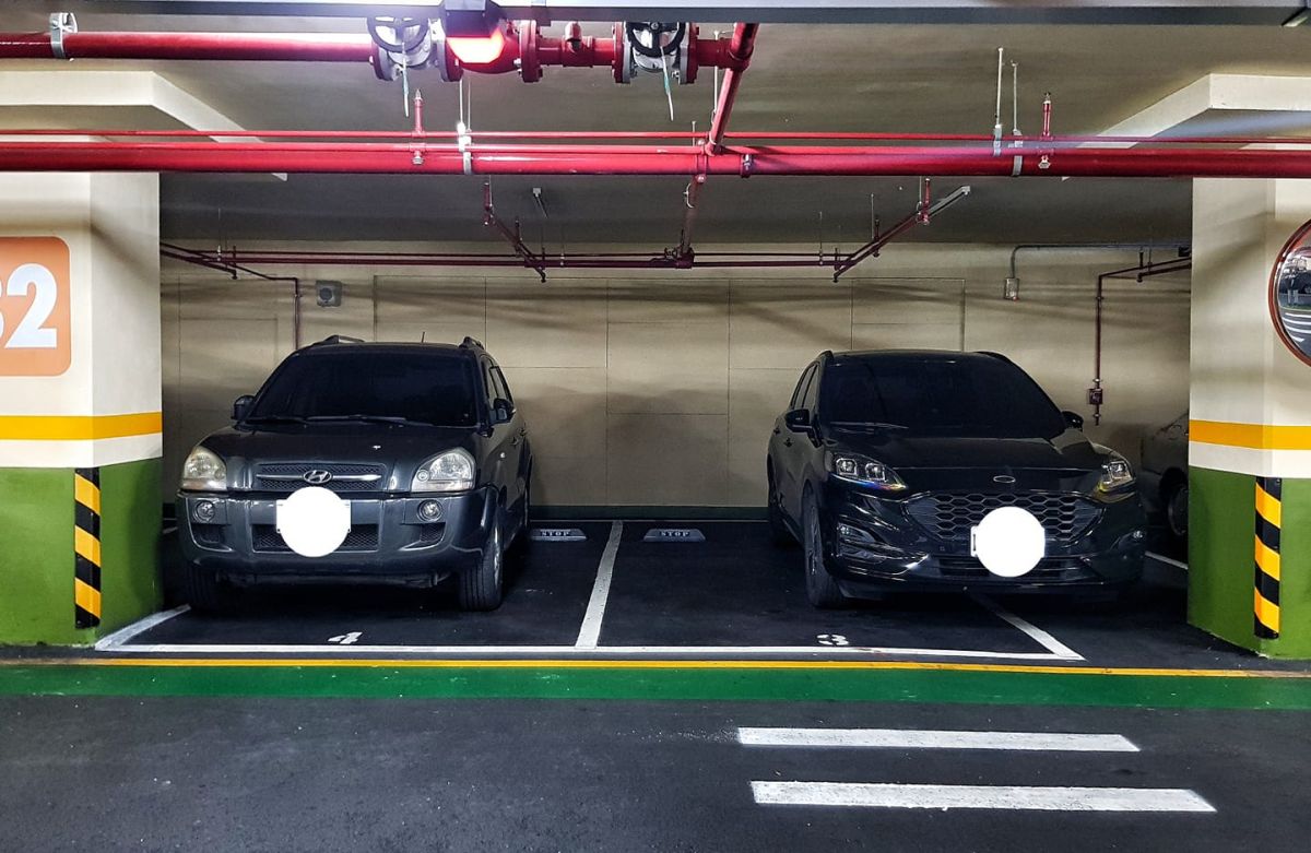 ▲有網友就在停車場目睹兩車保持「社交距離」（圖／翻攝《爆廢公社公開版》）