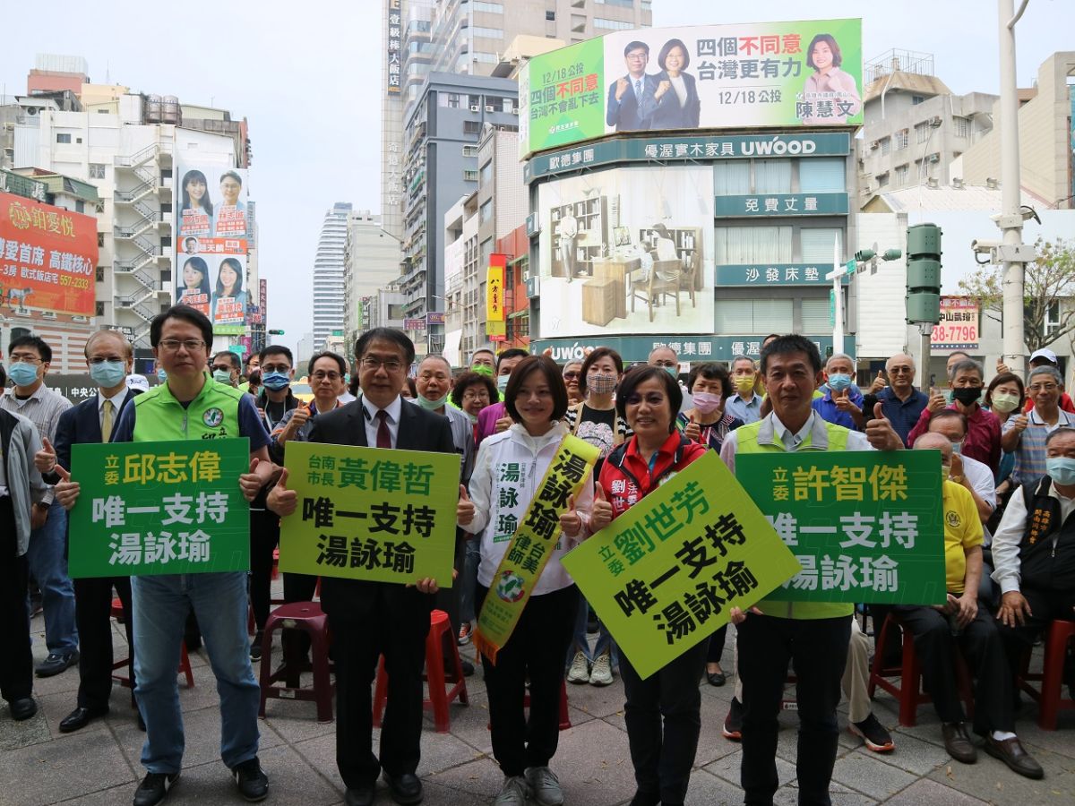 ▲民進黨市議員第八選區擬參選人湯詠瑜今天舉辦立委聯合推薦會，台南市長黃偉哲特地前來陪同掃街，並與立委劉世芳、邱志偉、許智傑一同站台推薦。(圖／邁向行動大聯盟提供)