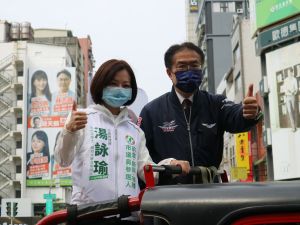 ▲民進黨市議員第八選區擬參選人湯詠瑜今天舉辦立委聯合推薦會，台南市長黃偉哲特地前來陪同掃街。(圖／邁向行動大聯盟提供)