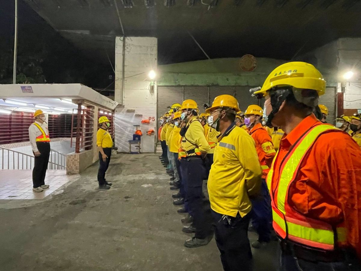 ▲台鐵局長杜微昨（19）日前往視察垂楊陸橋至興業西路地下道段及博愛陸橋至嘉義車站段東正線臨時軌切換作業。（圖／台鐵提供）