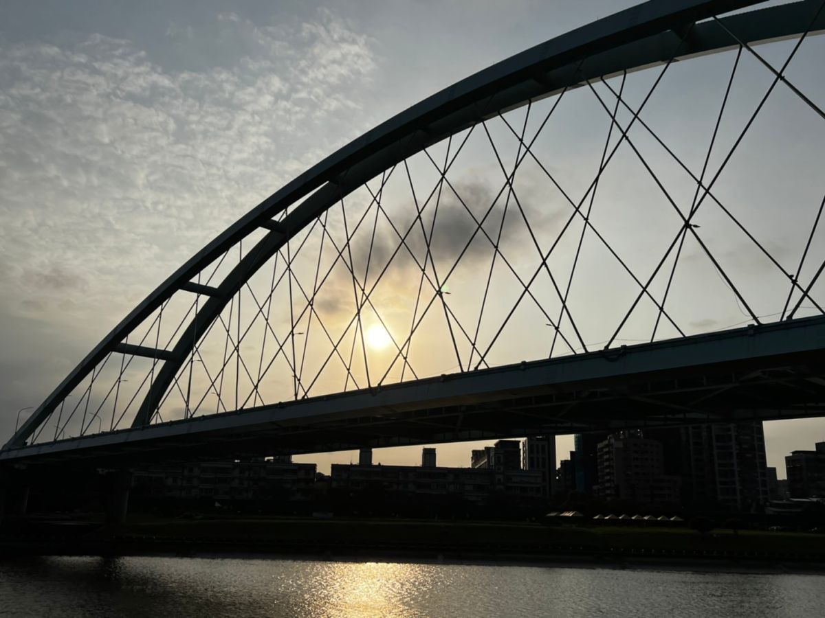 ▲氣象局表示，週三白天各地大多維持晴到多雲，西半部地區高溫上看攝氏30到32度，但深夜起鋒面通過，北部及東半部地區將轉為有短暫雨的天氣。（圖／張勵德攝）