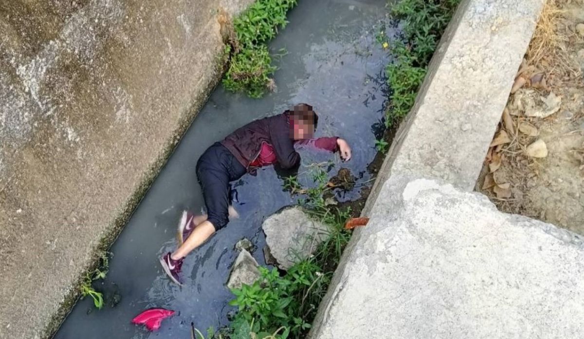 ▲女子疑似失足跌落2公尺深排水溝。（圖／翻攝畫面）