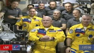 ▲俄羅斯太空人日前抵達國際太空站，身穿帶點藍布料的黃飛行裝，西方媒體稱此舉可能是暗中支持烏克蘭，俄國聯邦太空總署今天出言駁斥。（圖／美聯社）