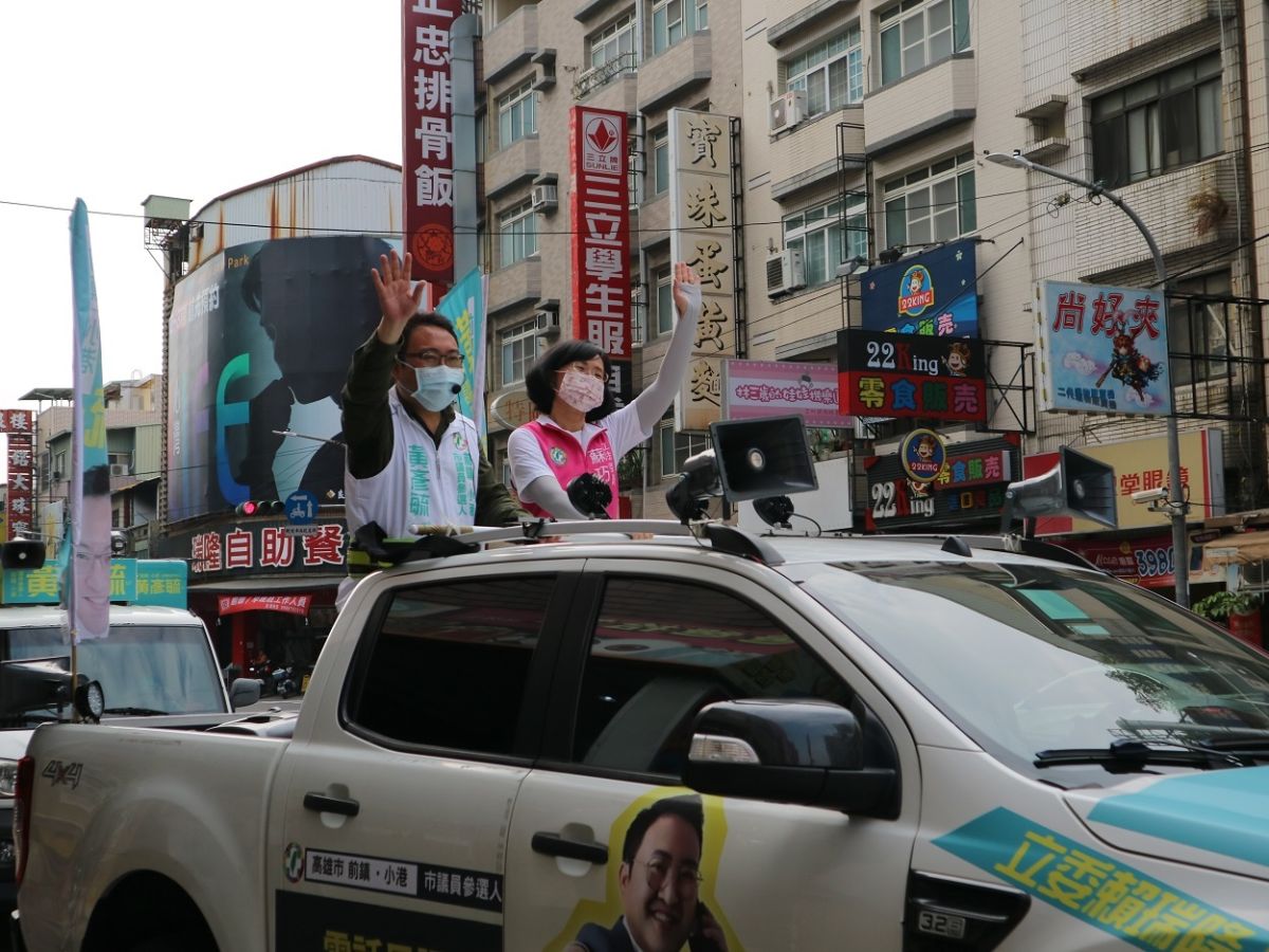 ▲邁向過半大聯盟的成員繼中二選區林靜儀立委上週站台後，今天立委蘇巧慧也特別南下，輪流陪同黃彥毓等高市議員擬參選人掃街拜票。（圖／邁向行動大聯盟提供）