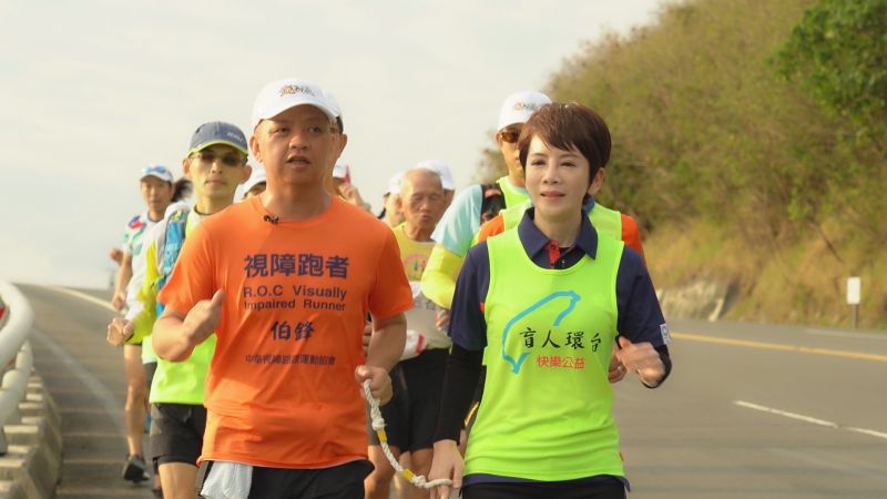▲主持人陳雅琳（右）參加盲人環台公益路跑活動。（圖／華視提供）