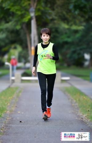▲陳雅琳參與並紀錄盲人環台公益路跑活動。(圖/華視提供) ▲陳雅琳參與並紀錄盲人環台公益路跑活動。(圖/華視提供)