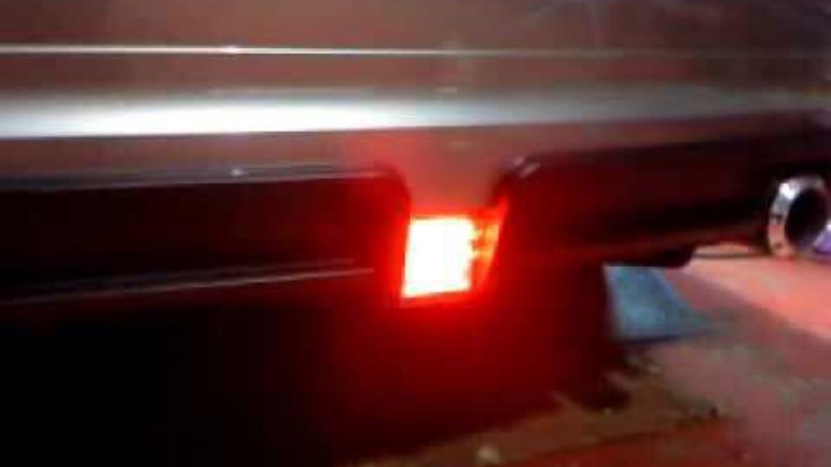 ▲有網友好奇，車子後面下方的紅色小燈是幹嘛用的？意外掀起眾人怒火。（圖／爆廢公社）