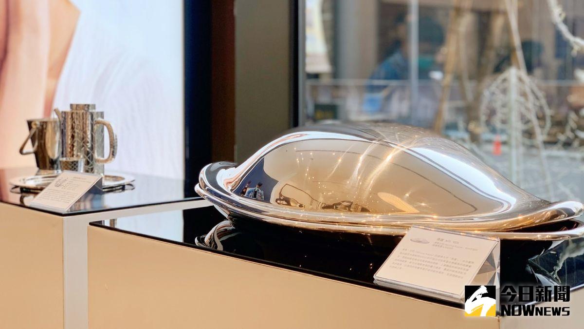 ▲經典「魚盤」藝作，由技藝熟稔的銀匠大師耗時600小時純手工打造。（圖／記者陳美嘉攝）