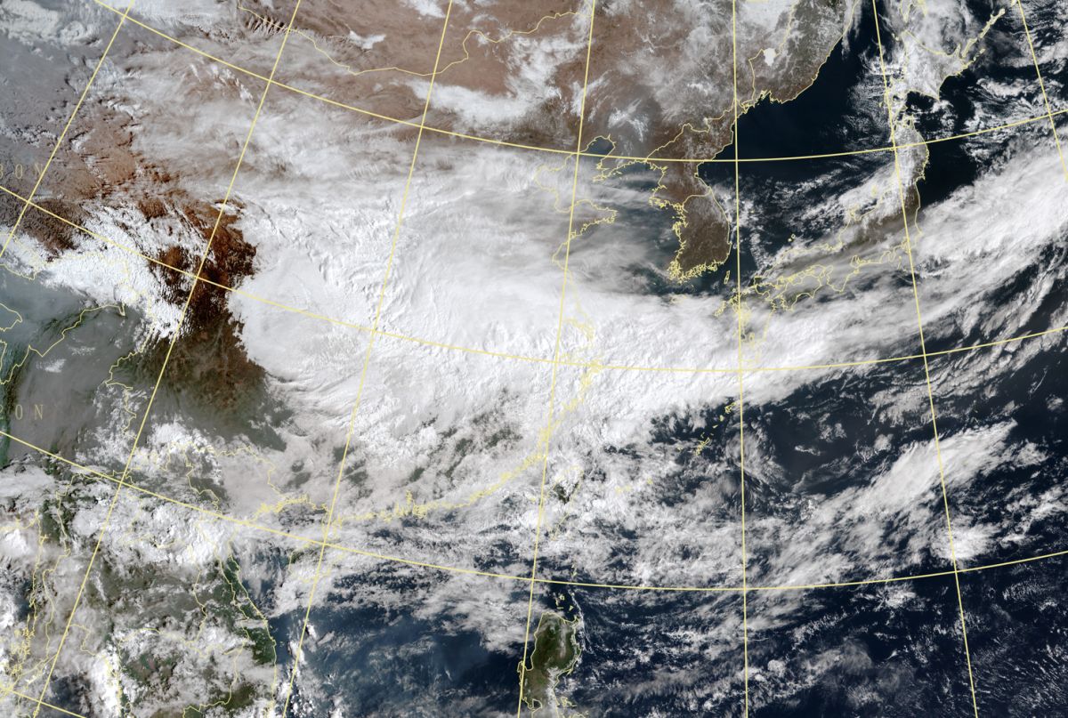 ▲厚實的鋒面逐漸接近，今日中部以北及東半部地區陸續轉為有短暫陣雨的天氣。（圖／翻攝中央氣象局官網）