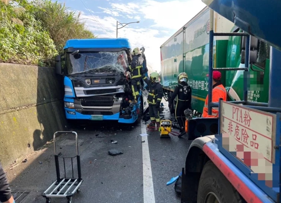 ▲今（21）日上午7點多，新北市貢寮區台2線110.5K附近發生車禍，3輛大貨車發生追撞意外，造成其中一名駕駛一度受困「硫酸槽車內」。（圖／翻攝畫面）