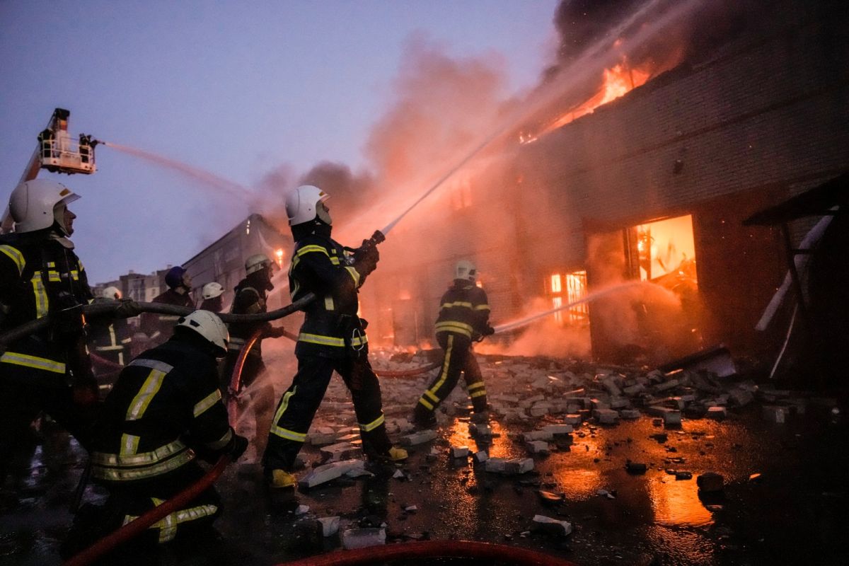 ▲烏克蘭首都基輔（Kyiv）市區再遭俄軍砲轟。（圖／美聯社／達志影像）