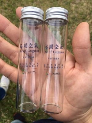▲盧秀燕上任時的紀念品谷關空氣瓶，3年前曾引爆話題。（圖／蔡其昌臉書，2022.03.21）