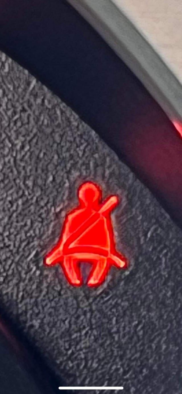 ▲網友詢問「請問，我車上有一個忍者背著一把劍，這個圖示是幹嘛用的？」（圖／翻攝爆廢公社公開版臉書）