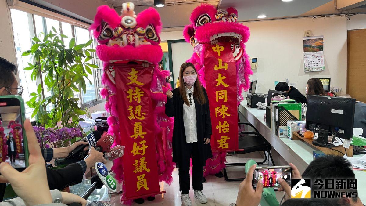 ▲屬於「正國會」派系的民進黨台北市議員陳怡君，21日上午前往民進黨北市黨部登記參選黨內初選。（圖／記者丁上程攝，2022.03.21）