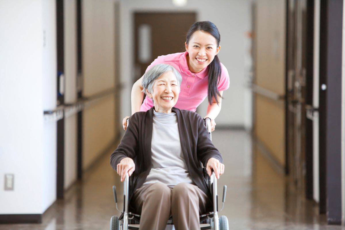 ▲學者建議應把外籍看護納入長照體系管理、統籌規劃、人力調配等，才是長久之計。（圖／取自123RF.com）