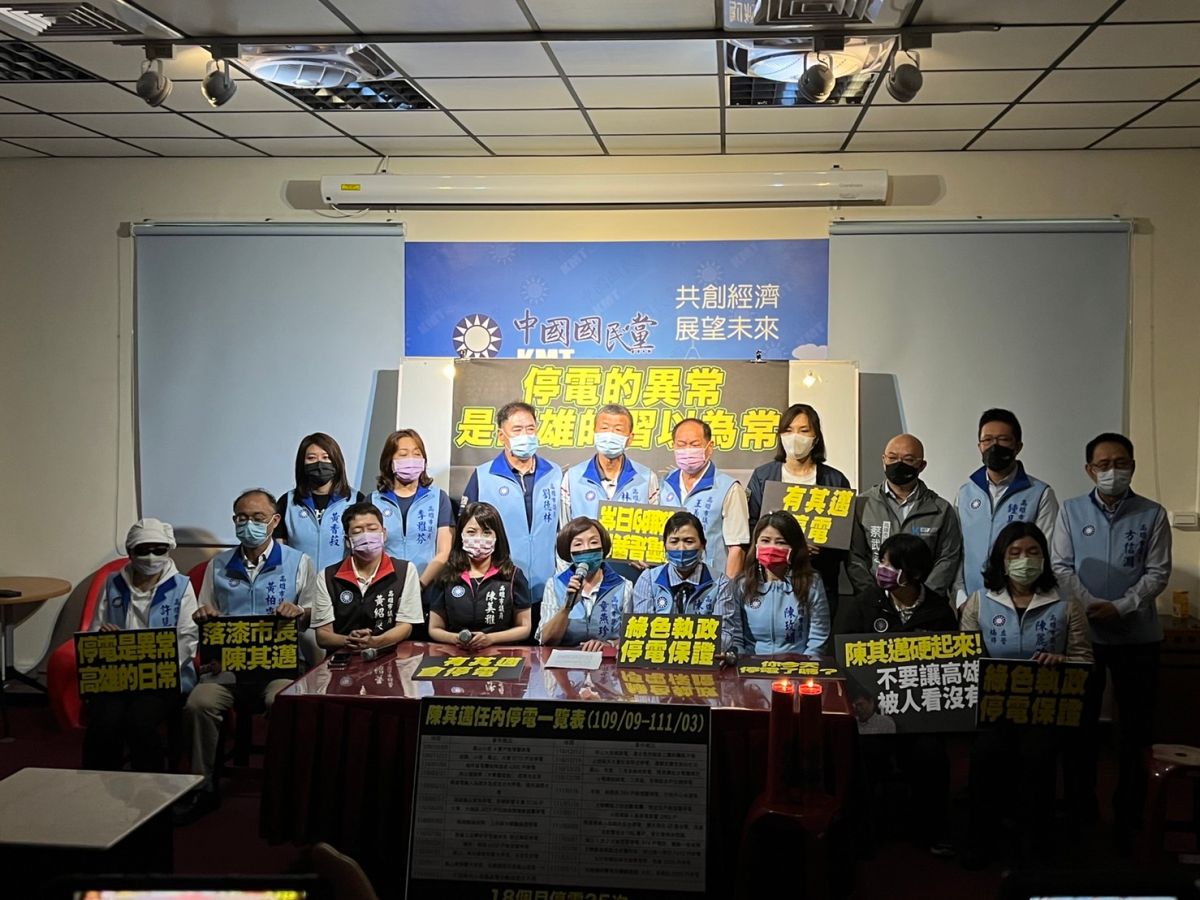 ▲國民黨團點亮「風調雨順、國泰民安」的紅色大蠟燭，要求高雄市長陳其邁今年即刻啟動，停止南電北送。（圖／高雄市議會國民黨團提供）