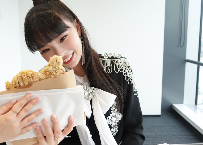 ▲川口百合凪想要來台灣邊走邊吃雞排。（圖／環球唱片）