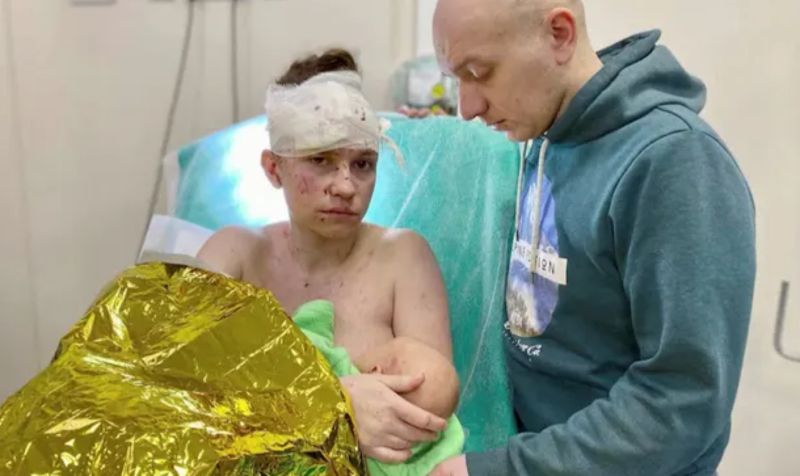 飛彈攻擊時正在餵奶　烏克蘭母親緊抱嬰兒滿臉血
