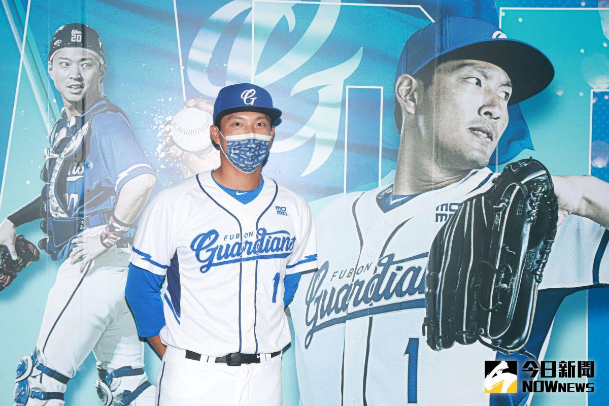 ▲富邦悍將林哲瑄表示自己能有照片在捷運車站中出現覺得很榮幸。（圖／記者葉政勳攝 , 2022.03.21）