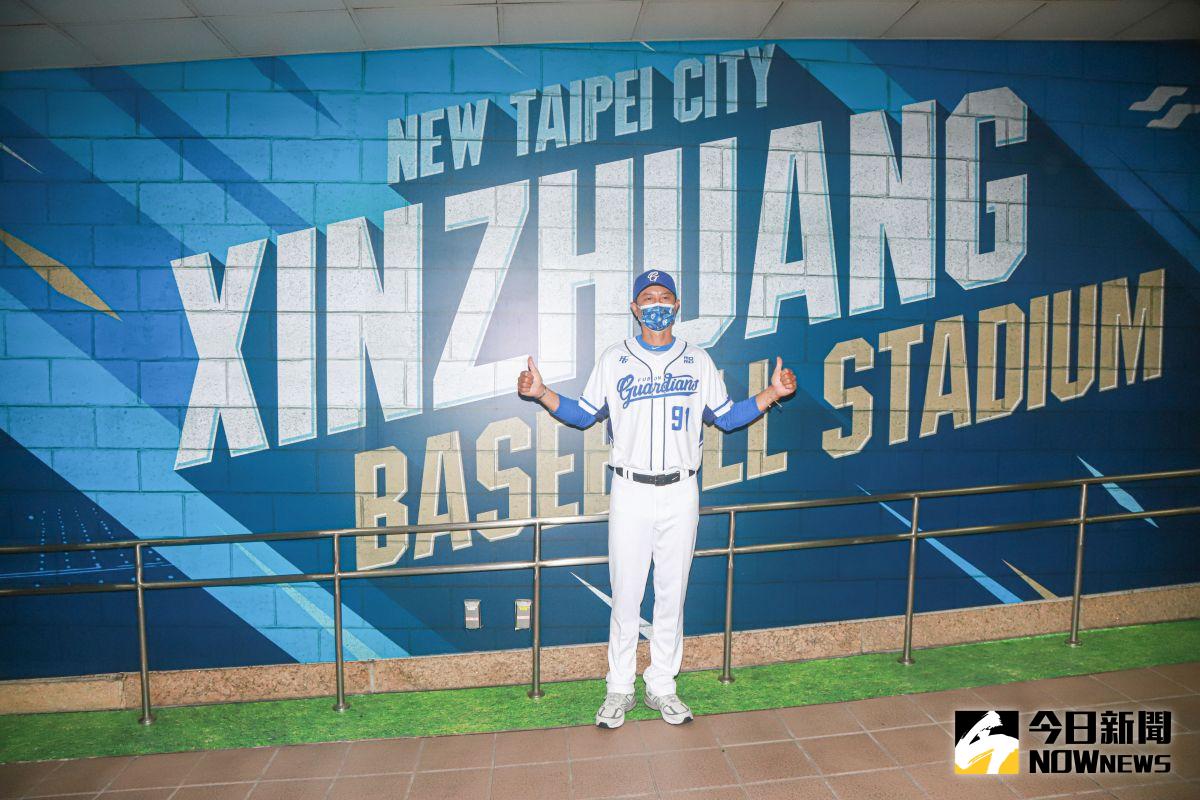 ▲富邦悍將總教練丘昌榮表示自己能有照片在捷運車站中出現覺得很榮幸。（圖／記者葉政勳攝 , 2022.03.21）