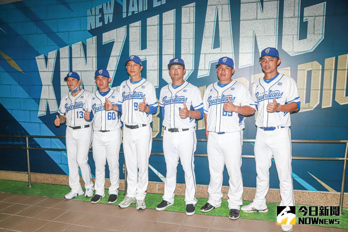 ▲富邦悍將在地主場經營，和主場所在的捷運新莊站合作，打造專屬富邦悍將風格的車站。（圖／記者葉政勳攝 , 2022.03.21）