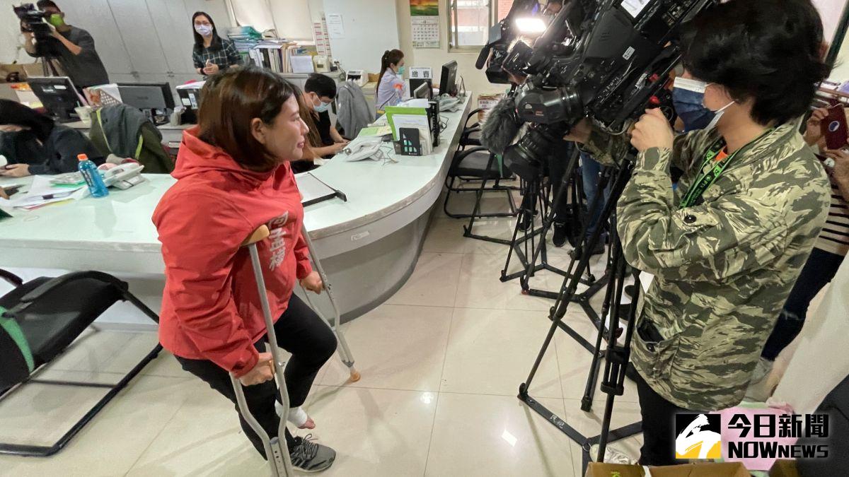 ▲以新人之姿投入民進黨內湖南港區議員初選的何孟樺，日前因為在市場掃街時不慎扭傷左腳，因而21日領表登記時得拄著枴杖前來北市黨部。（圖／記者丁上程攝，2022.03.21）