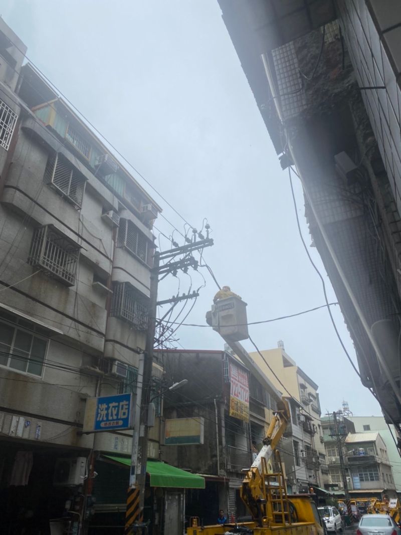 ▲經台電派員緊急前往現場進行查修，目前鳳山區已全數復電。（圖／台電鳳山區處提供）