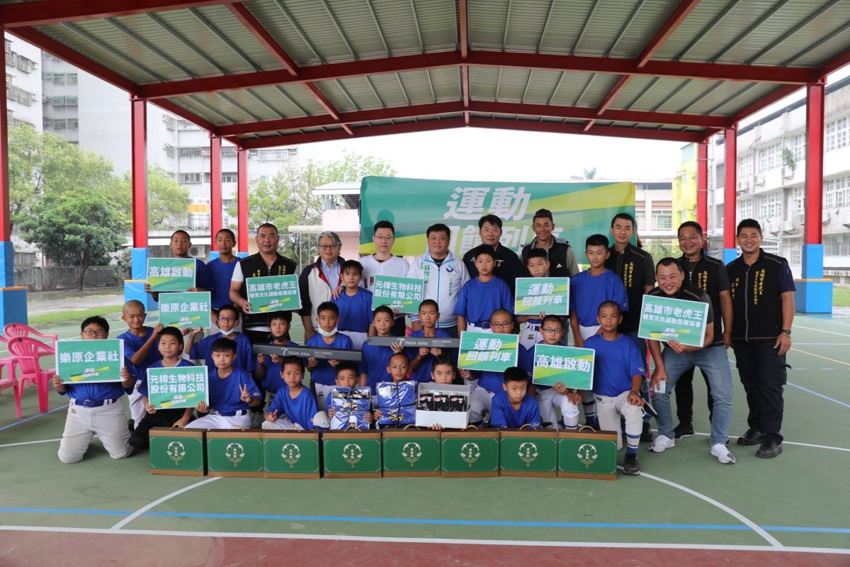 ▲甫獲選為2022亞洲盃中華男子壘球代表隊壘球國手的高雄市議員擬參選人蘇致榮今（20）日啟動回饋列車，首站即從鳳山忠孝國中、忠孝國小開始。（圖／邁向行動大聯盟提供）
