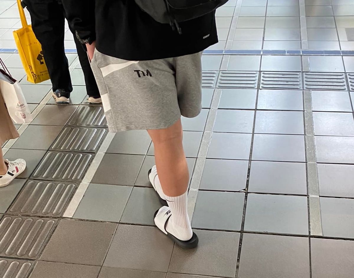 ▲若沒特別目的，為了方便，有些人都會穿著「襪子＋拖鞋」出門。（圖／翻攝自爆廢公社）