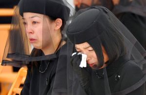 ▲彬子（右前）與妹妹瑤子（左後）一同出席父親寬仁的喪禮。（圖／美聯社／達志影像）