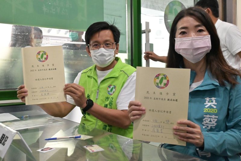 民進黨初選登記  台南市議員參選人爭搶頭香領表

