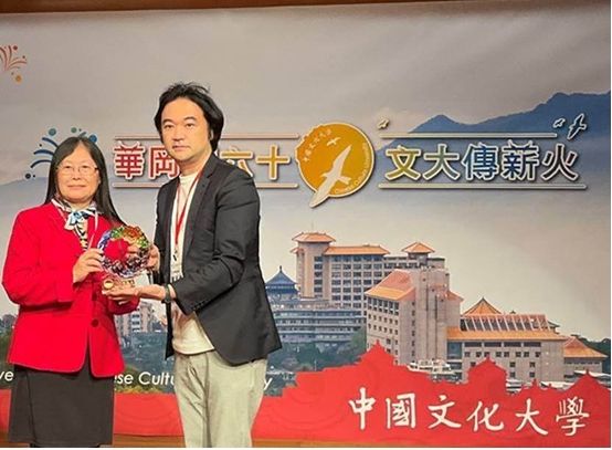 ▲中國文化大學創校60週年校慶，校長頒發傑出校友證書給影響力教育基金會執行長黃至堯（右）等20名傑出校友。(圖/影響力教育基金會提供)