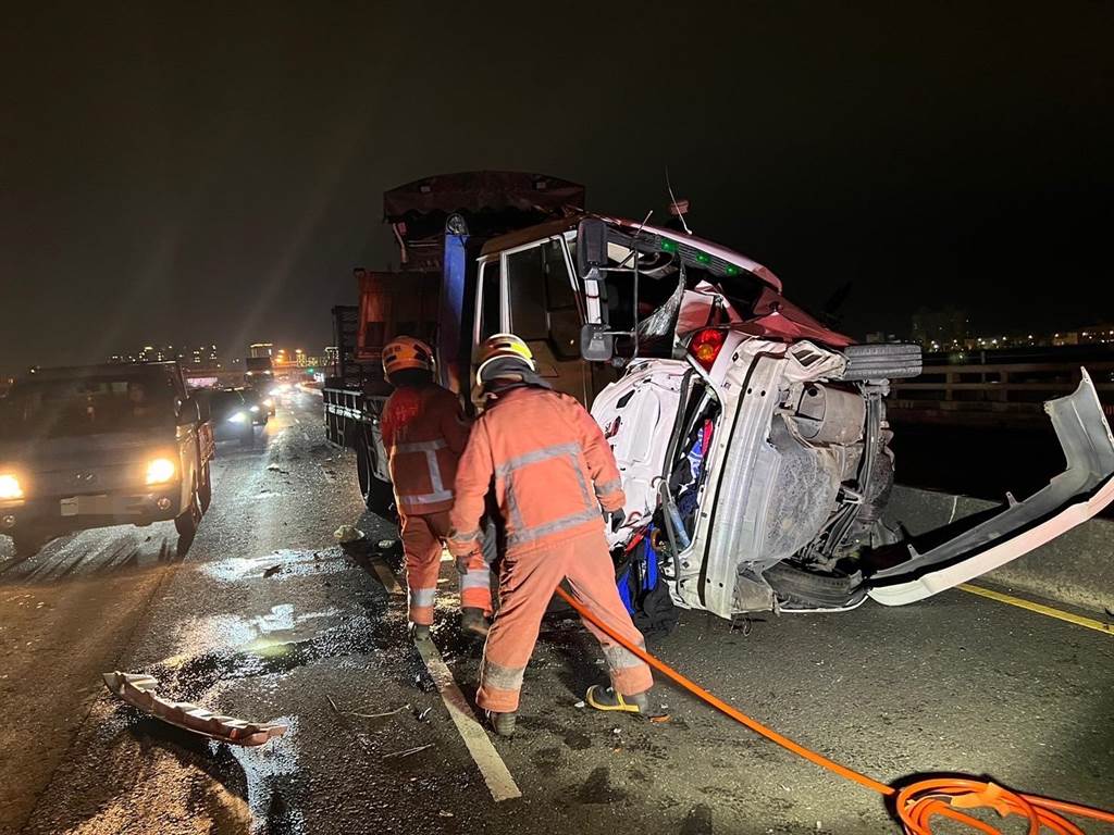 ▲新竹市西濱公路竹港大橋昨（20）日晚間8點左右發生1起死亡車禍，轎車與大貨車相撞，轎車駕駛當場死亡。（圖／翻攝畫面）