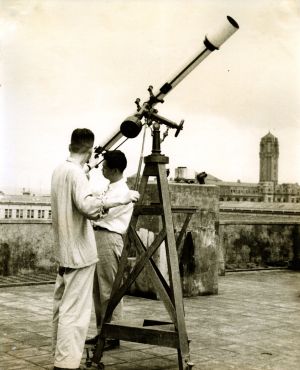 ▲1939年氣象局觀測人員利用天文望遠鏡觀測天象。