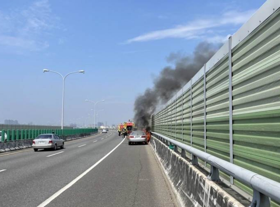 ▲台74線霧峰區路段今（21）日中午12點半左右發生一起火燒車意外。（圖／翻攝畫面）