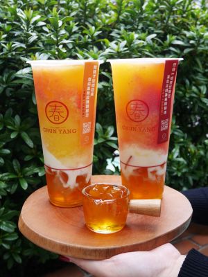 夏天就要喝「芒果冰沙」!哈根達斯PK春陽茶事 小7獨賣 ▲春陽茶事X宇宙人打造「宇宙芭芒柳」聯名新手搖。(圖/春陽茶事提供)