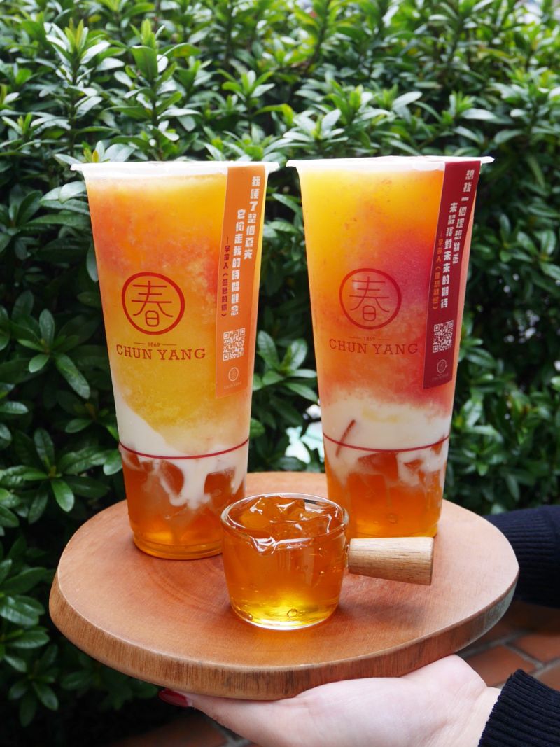 ▲春陽茶事Ｘ宇宙人打造「宇宙芭芒柳」聯名新手搖，大杯660ml NT$75元。（圖／春陽茶事提供）