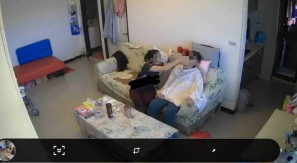 ▲失智母遭灌食虐待！警私刑上銬爆打女移工。（圖／翻攝畫面）